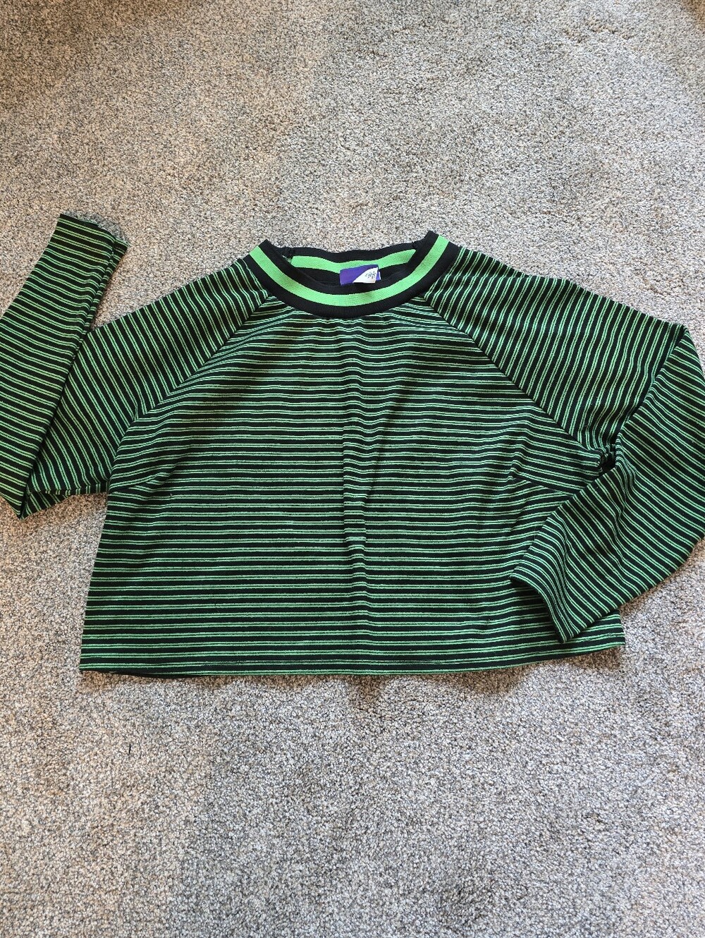 GREEN AND BLACK CROP SHIRT